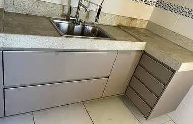 Imagem: O apartamento possui 2 Dormitórios, 1 Banheiro, 1 Vaga na garagem