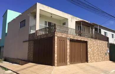 Imagem: A casa possui 5 Dormitórios, 2 Banheiros, 3 Vagas na garagem