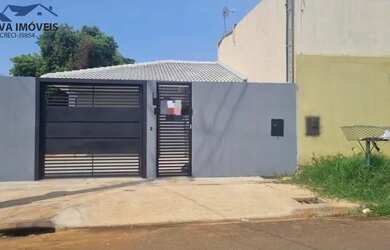 Imagem: A casa possui 3 Dormitórios, 2 Banheiros, 2 Vagas na garagem