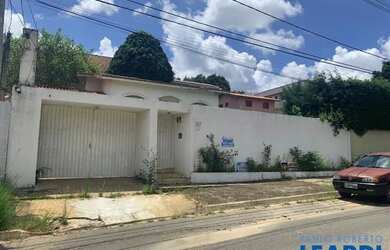 Imagem: A casa possui 3 Dormitórios, 2 Banheiros, 4 Vagas na garagem