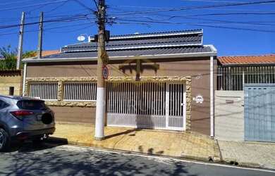 Imagem: A casa possui 3 Dormitórios, 3 Banheiros, 2 Vagas na garagem