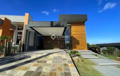 Imagem: A casa possui 3 Dormitórios, 2 Banheiros, 2 Vagas na garagem