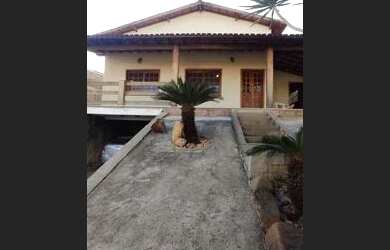 Imagem: A casa possui 3 Dormitórios, 1 Banheiro, 642m² de Área e