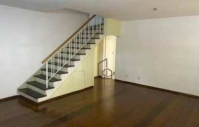 Imagem: A casa possui 3 Dormitórios, 4 Banheiros, 2 Vagas na garagem