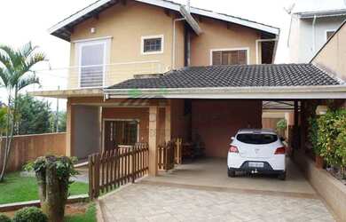 Imagem: A casa possui 3 Dormitórios, 3 Banheiros, 4 Vagas na garagem