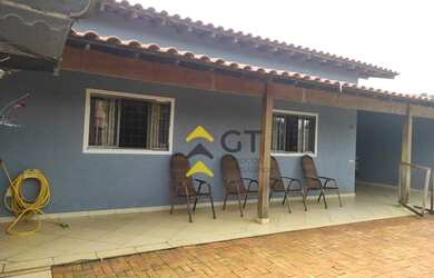 Imagem: A casa possui 3 Dormitórios, 3 Banheiros, 2 Vagas na garagem