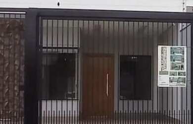 Imagem: A casa possui 3 Dormitórios, 3 Banheiros, 2 Vagas na garagem