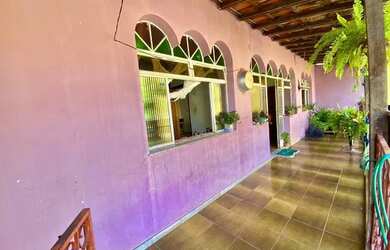 Imagem: A casa possui 3 Dormitórios, 4 Banheiros, 5 Vagas na garagem