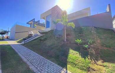 Imagem: A casa possui 4 Dormitórios, 5 Banheiros, 5 Vagas na garagem