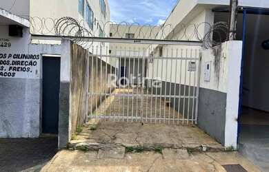 Imagem: A casa possui 3 Dormitórios, 1 Banheiro, 4 Vagas na garagem