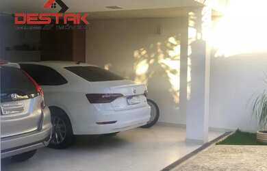 Imagem: A casa possui 3 Dormitórios, 5 Banheiros, 4 Vagas na garagem