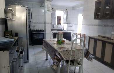 Imagem: A casa possui 3 Dormitórios, 3 Banheiros, 1 Vaga na garagem