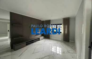 Imagem: A casa possui 5 Dormitórios, 5 Banheiros, 2 Vagas na garagem