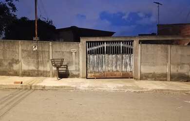 Imagem: A casa possui 2 Dormitórios, 1 Banheiro, 2 Vagas na garagem