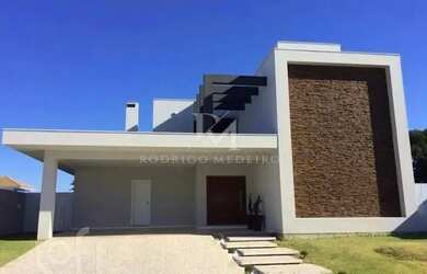 Imagem: A casa possui 4 Dormitórios, 5 Banheiros, 2 Vagas na garagem