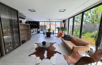 Imagem: A casa em condomínio à venda possui 5 Dormitórios, 5 Banheiros