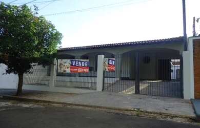 Imagem: A casa possui 2 Dormitórios, 1 Banheiro, 2 Vagas na garagem