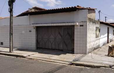 Imagem: A casa possui 4 Dormitórios, 2 Banheiros, 2 Vagas na garagem