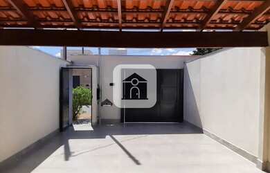 Imagem: A casa possui 3 Dormitórios, 2 Banheiros, 2 Vagas na garagem