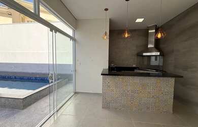 Imagem: A casa em condomínio para alugar possui 3 Dormitórios, 2 Banheiros