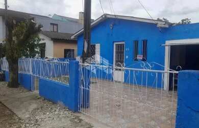 Imagem: A casa possui 2 Dormitórios, 2 Banheiros, 2 Vagas na garagem