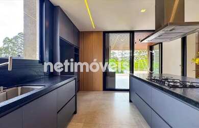 Imagem: A casa em condomínio à venda possui 4 Dormitórios, 5 Banheiros