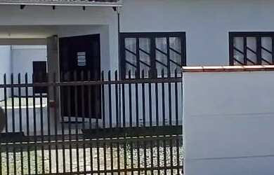 Imagem: A casa possui 3 Dormitórios, 2 Banheiros, 2 Vagas na garagem