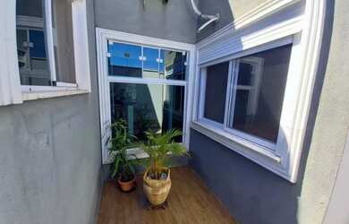 Imagem: A casa possui 3 Dormitórios, 2 Banheiros, 2 Vagas na garagem