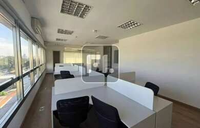 Imagem: O depósito possui 4 Vagas na garagem e 126m² de Área e está