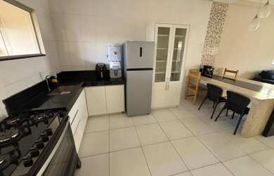 Imagem: A casa possui 3 Dormitórios, Acomodam 10 pessoas e Imóvel