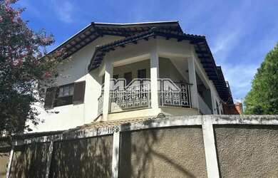 Imagem: A casa possui 4 Dormitórios, 2 Banheiros, 2 Vagas na garagem