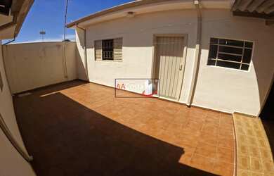 Imagem: A casa possui 1 Dormitório, 1 Banheiro, 1 Vaga na garagem