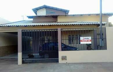 Imagem: A casa possui 3 Dormitórios, 3 Banheiros, 4 Vagas na garagem