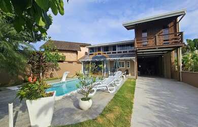 Imagem: A casa possui 4 Dormitórios, 5 Banheiros, 2 Vagas na garagem