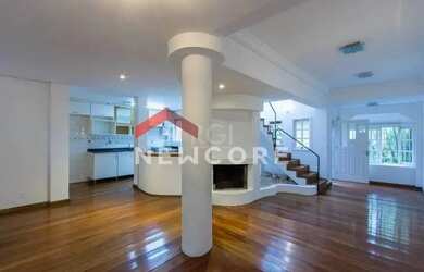 Imagem: A casa possui 4 Dormitórios, 3 Banheiros, 3 Vagas na garagem