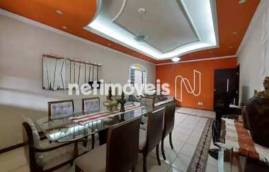 Imagem: A casa possui 3 Dormitórios, 2 Banheiros, 4 Vagas na garagem