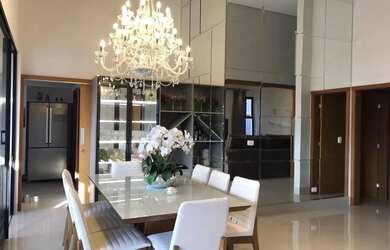 Imagem: A casa possui 3 Dormitórios, 5 Banheiros, 2 Vagas na garagem