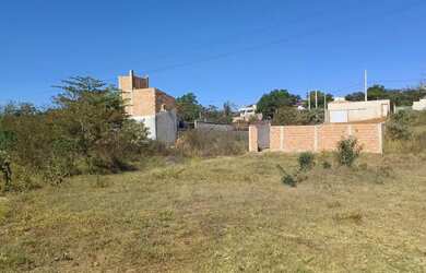 Imagem: O terreno possui 400m² de Área e está localizado em Ana