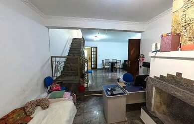 Imagem: A casa possui 3 Dormitórios, 5 Banheiros, 3 Vagas na garagem