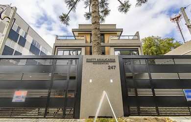 Imagem: A casa possui 4 Dormitórios, 5 Banheiros, 3 Vagas na garagem