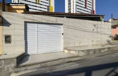 Imagem: A casa possui 4 Dormitórios, 3 Banheiros, 2 Vagas na garagem