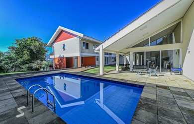 Imagem: A casa possui 4 Dormitórios, 5 Banheiros, 5 Vagas na garagem