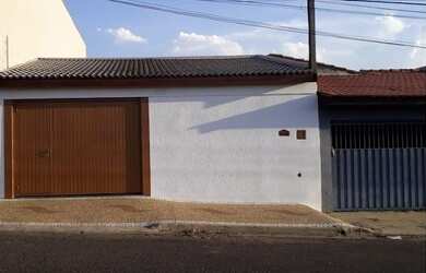 Imagem: A casa possui 2 Dormitórios, 1 Banheiro, 2 Vagas na garagem