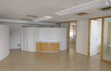 Imagem: O depósito possui 2 Vagas na garagem, 130m² de Área e está