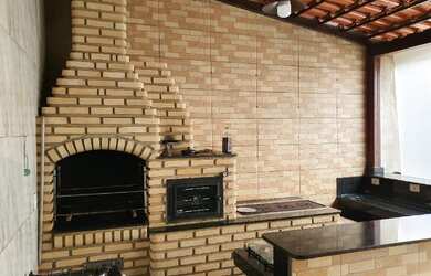 Imagem: A casa possui 3 Dormitórios, 2 Banheiros, 3 Vagas na garagem