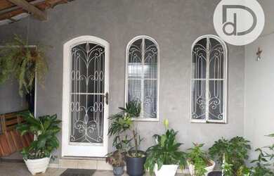 Imagem: A casa possui 3 Dormitórios, 1 Banheiro, 1 Vaga na garagem