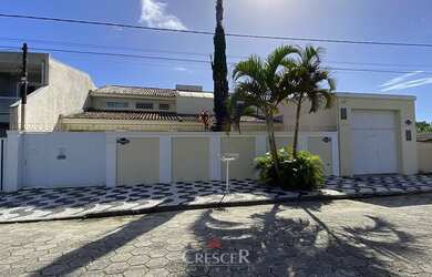 Imagem: A casa possui 4 Dormitórios, 5 Banheiros, 5 Vagas na garagem