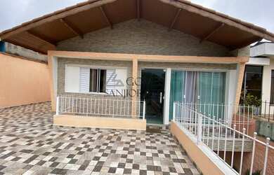 Imagem: A casa possui 3 Dormitórios, 2 Banheiros, 5 Vagas na garagem