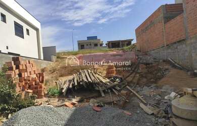 Imagem: O terreno possui 300m² de Área e está localizado em Roncáglia