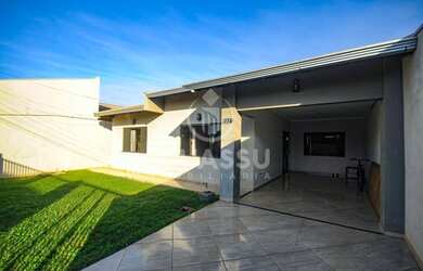 Imagem: A casa possui 2 Dormitórios, 3 Banheiros, 2 Vagas na garagem